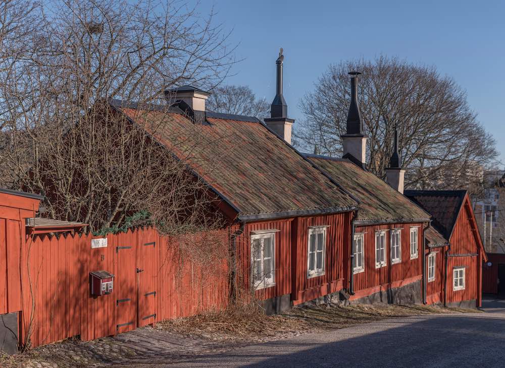En gammalt röd arvsbyggnad från 1700-talet i parken Vitabergsparken på Södermalm i Stockholm