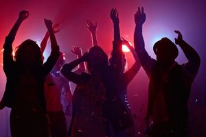 Personer som dansar på en musikklubb